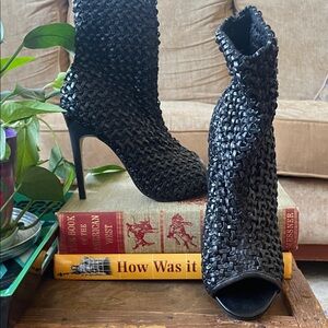 Zara Black Textured Heeled Boots